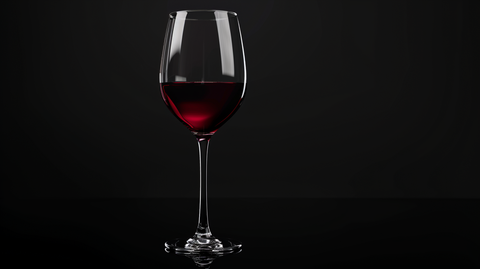 vin grand verre sur fond noir professionnel au milieu de l'image